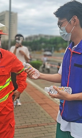 看看海口考场外那些令人感动的身影